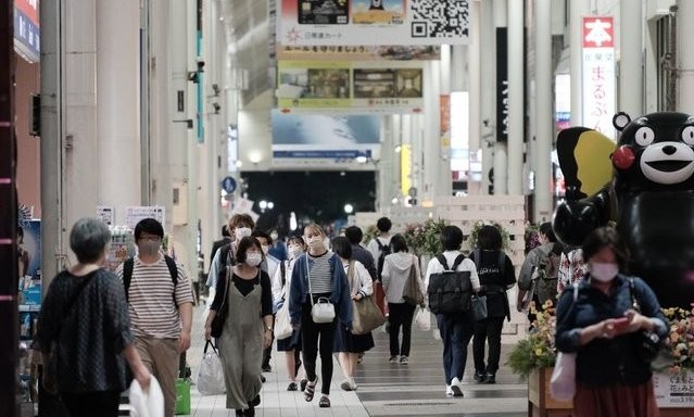 
Để đối phó được với lạm phát và giữ nguyên giá, những công ty Nhật Bản thường cắt giảm chi phí nhân công hoặc lương.
