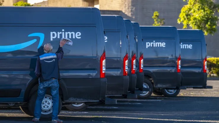 
Xe chở hàng hóa của Amazon trong sự kiện Prime Day năm 2020 tại Richmond, California, Mỹ
