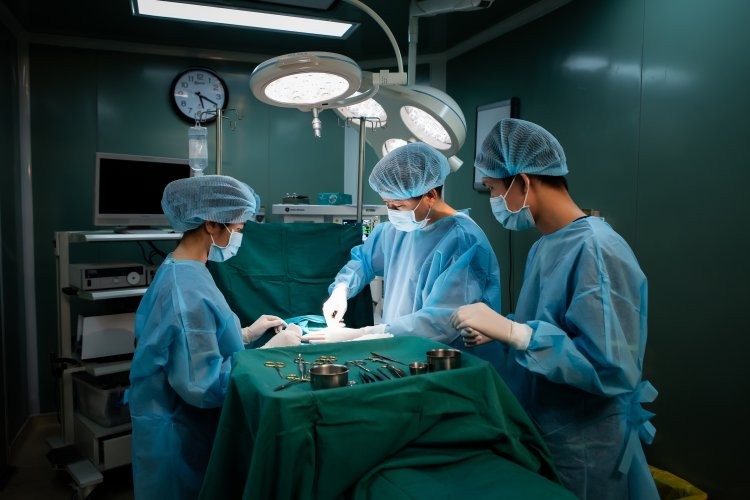 Tiểu phẫu không bắt buộc phải tiến hành trong phòng mổ, thời gian thực hiện cũng ngắn hơn
