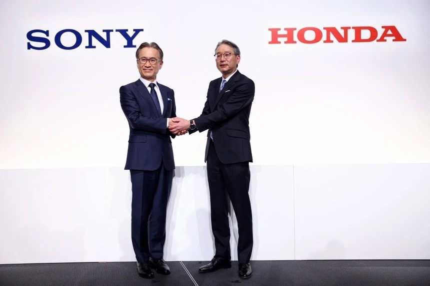 
Cái bắt tay giữa CEO Sony (bên trái) và CEO của Honda (bên phải). Ảnh: Getty Images.
