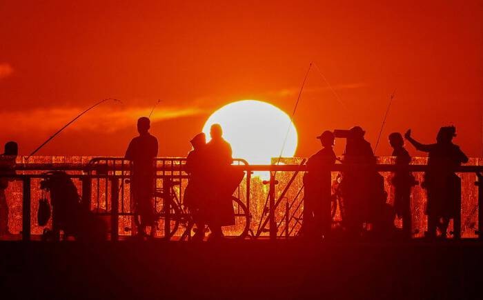 
Người dân Kaliningrad đang câu cá vào buổi chiều hôm 23/6. Ảnh: Reuters
