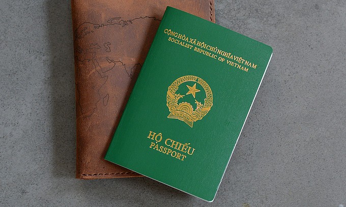 
Từ ngày 1/7/2022, Cục Quản lý Xuất nhập cảnh Bộ Công an bắt đầu triển khai cấp hộ chiếu phổ thông không gắn chip theo mẫu mới cho công dân Việt Nam ở trong nước và công dân Việt Nam đang ở nước ngoài.

