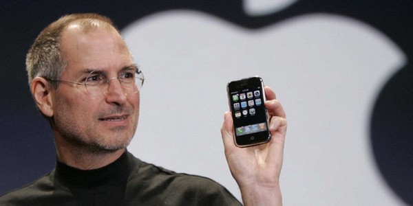 
Chiếc iPhone đầu tiên được CEO Steve Jobs giới thiệu tới giới đam mê công nghệ
