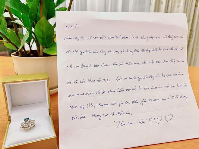

Ngày 8/3/2020, nhạc sĩ Hồ Hoài Anh tặng vợ chiếc nhẫn kim cương có kích cỡ "khủng"
