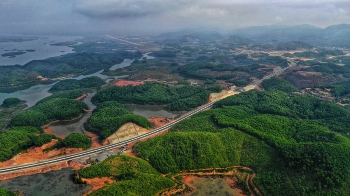 
UBND tỉnh Quảng Ninh yêu cầu cố gắng đưa vào khai thác tạm thời toàn bộ tuyến cao tốc Vân Đồn - Móng Cái trước 01.08.2022.

