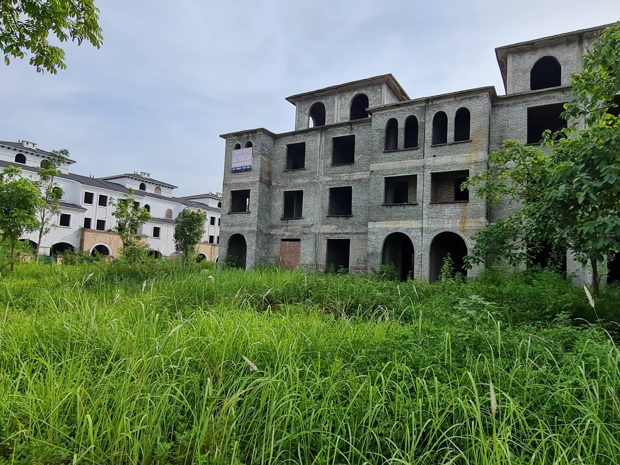 
Sau hàng chục năm triển khai, nhiều dãy biệt thự, nhà biệt thự liền kề tại dự án Khu đô thị Nam An Khánh lại bị bỏ mặc, xuống cấp theo thời gian.

