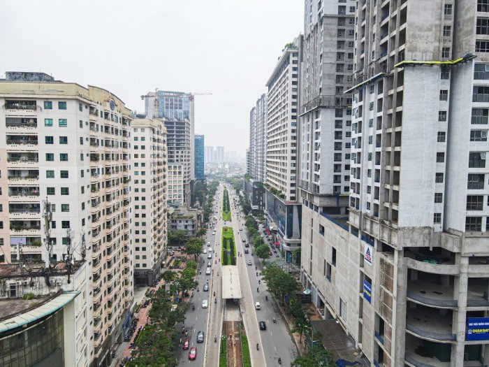 
Người dân mệt mỏi với giao thông ách tắc và không gian sống bí bách trên con đường Lê Văn Lương.
