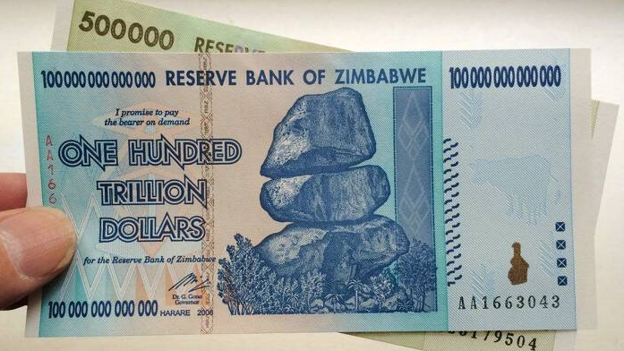 
Zimbabwe phải in tờ tiền 100.000 tỷ đô la vào năm 2009 so siêu lạm phát khiến cho tiền tệ mất giá. Ảnh: BBC
