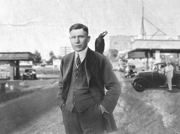 Harland Sanders từng một mình lang bạt khắp Bắc Mỹ, làm đủ các loại ngành nghề, từ một công nhân máy hơi nước đến nhân viên bảo hiểm và người bơm xăng