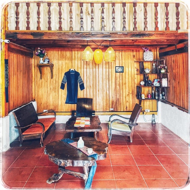 
Phòng khách đơn giản nhưng mang tone màu ấm cúng với nội thất được làm từ gỗ
