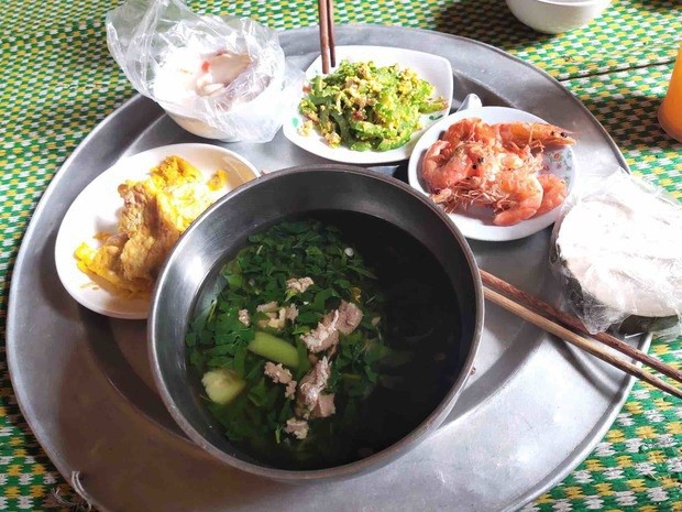 Giới trẻ quyết định chia tay cơm hàng, tự pha cà phê và tích cực săn hàng giảm giá