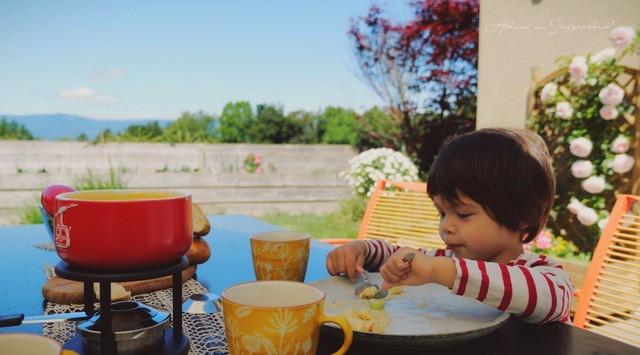 Em bé thích chạm tay vào mọi thứ, tự làm những gì mình thích