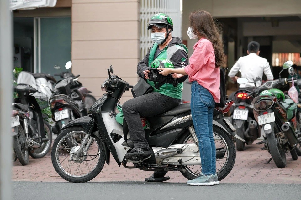 

Có thể thấy, giá xăng tăng cao đi kèm với thời tiết khắc nghiệt đã khiến cho tài xế xe công nghệ tìm mọi cách để giảm thiểu được chi phí. Chính vì thế, việc bị gán đơn hàng có điểm đón xa đã khiến cho họ cảm thấy bức xúc
