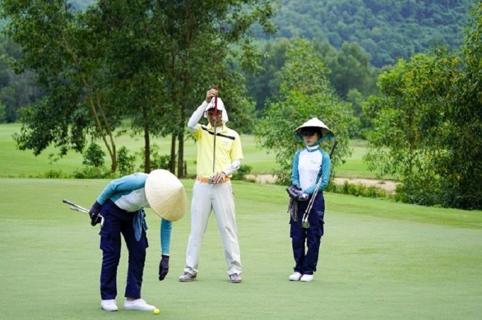 
Nghề caddie hướng dẫn khách chơi golf
