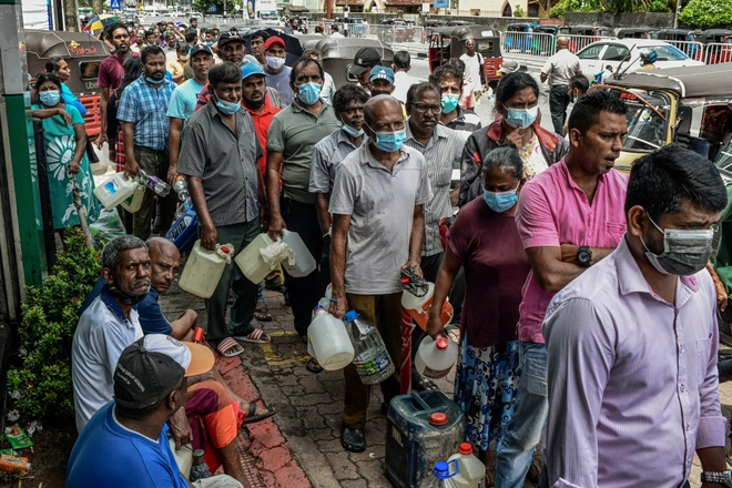
Người dân xếp hàng mua xăng tại Colombo
