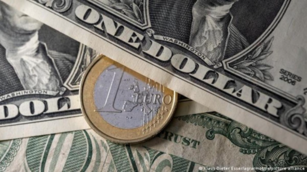 
Lần đầu sau 20 năm, đồng Euro sụt giảm xuống ngang giá với đồng USD

