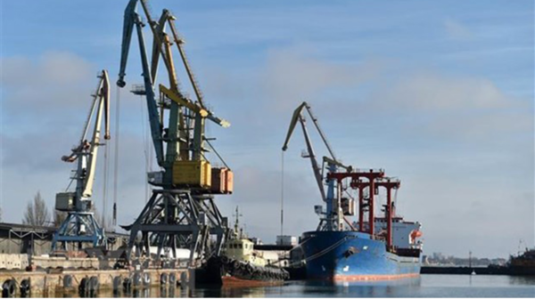 
Tàu container neo tại cảng Berdyansk, miền Đông Ukraine
