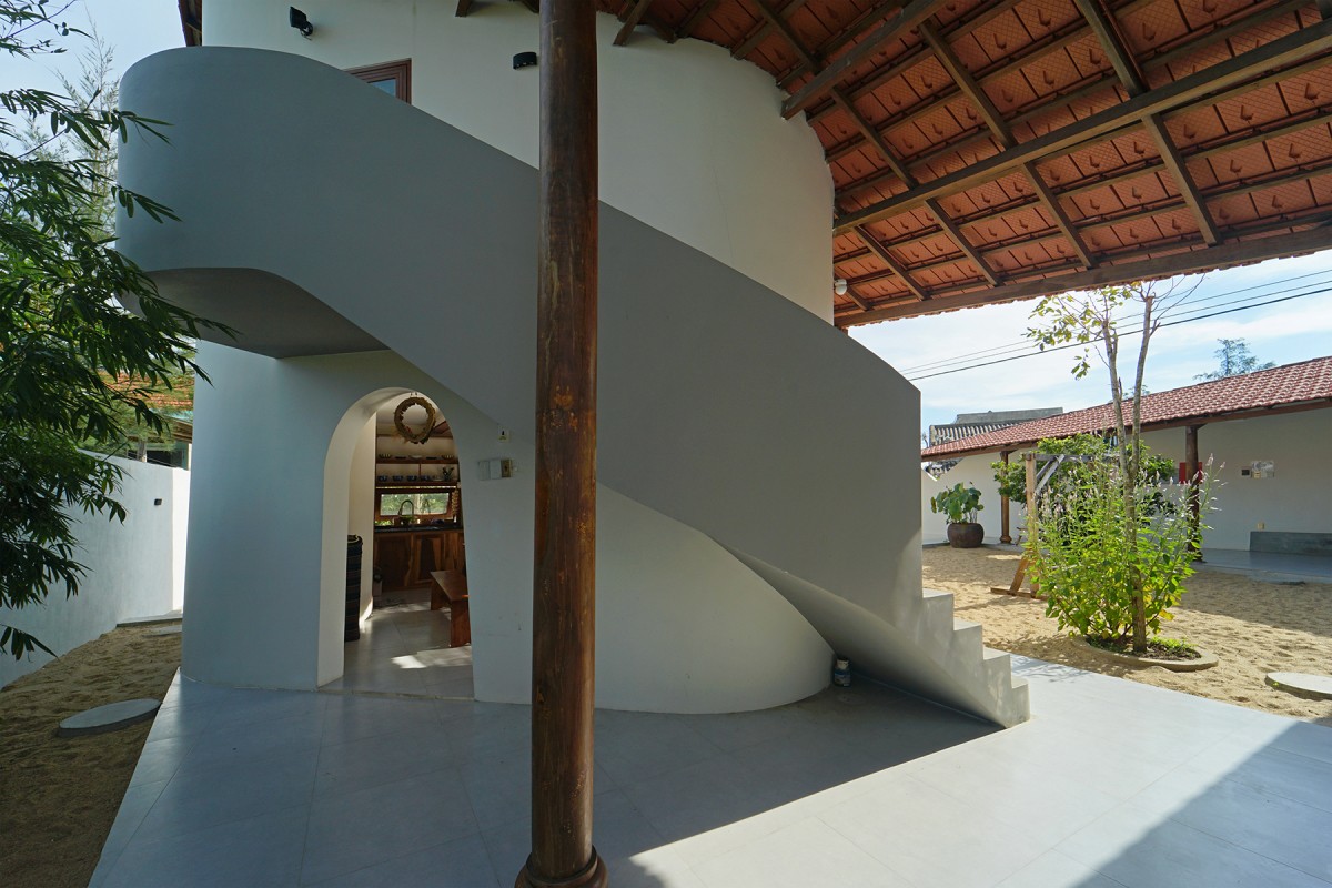 
Cầu thang xoắn ốc dẫn lên khu vực nghỉ ngơi ở tầng 2 của căn nhà
