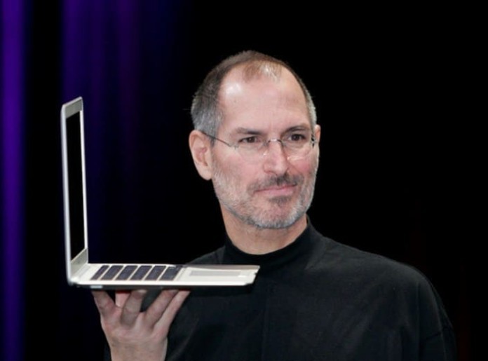 
&nbsp;Năm 1984 Steve Jobs đã thiết kế ra chiếc Macintosh đầu tiên trên thế giới
