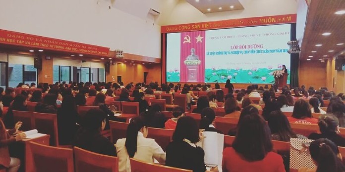 
Tham gia lớp bồi dưỡng để nâng cao nghiệp vụ quản lý
