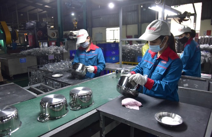 
Nhân viên kiểm tra kỹ càng các sản phẩm trước khi xuất bán ra thị trường

