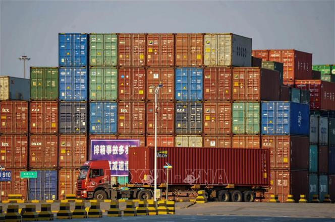 
Container hàng Trung Quốc chờ bốc dỡ tại cảng Long beach, Los Angeles, Mỹ. Ảnh: AFP/TTXVN
