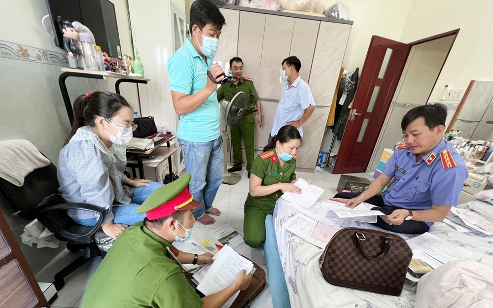 Lực lượng chức năng khám xét nơi ở của Phan Huỳnh Trúc Vi, một đối tượng lừa đảo bất động sản.