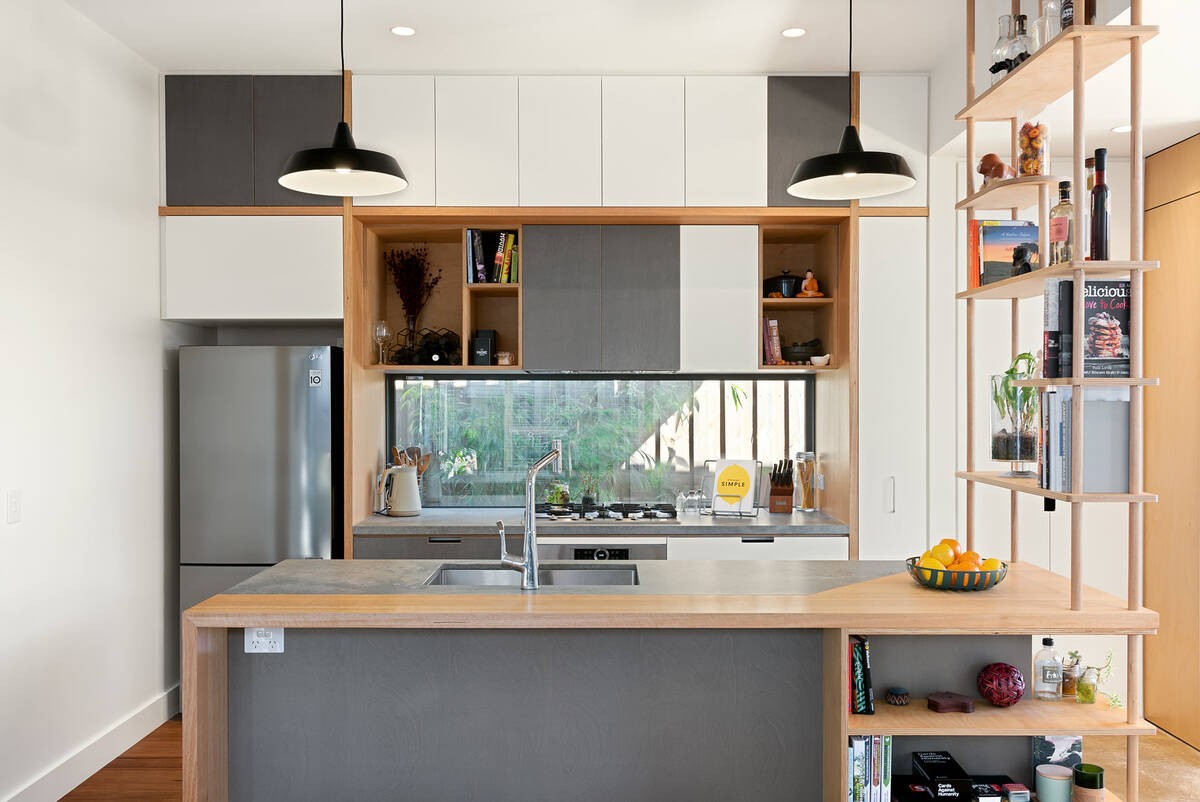 
Căn bếp được lắp đặt đầy đủ đồ nội thất mang đến không gian nấu nướng tiện nghi
