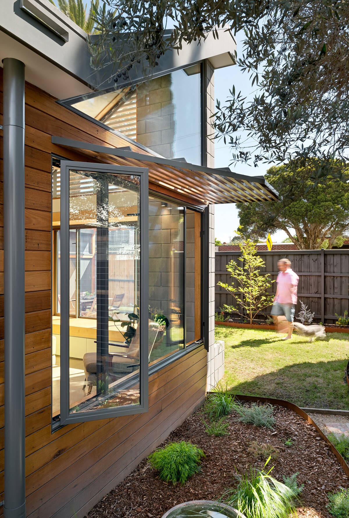 
Những cánh cửa sổ giúp cho ánh nắng dễ dàng đi vào bên trong nhà
