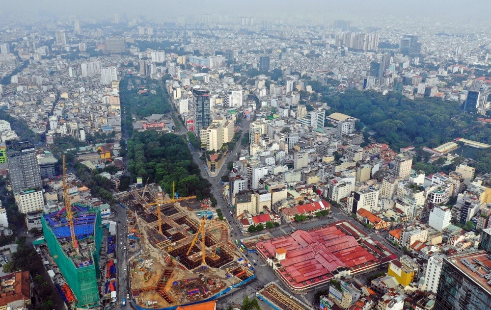 
Khu vực phía trước chợ Bến Thành đang thi công xây dựng ga ngầm Bến Thành của tuyến metro số 1.
