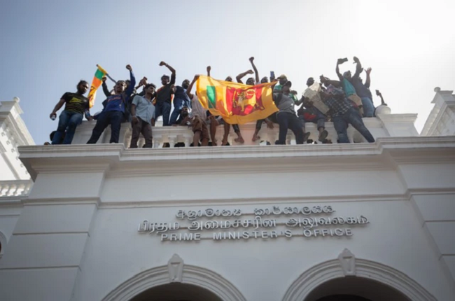 
Người biểu tình Sri Lanka chiếm văn phòng chính phủ
