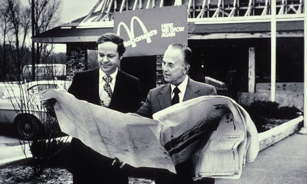 
Ray Kroc (bên phải) đã âm thầm mua lại những bất động sản mà chuỗi McDonald’s thuê với mục đích mua lại thương hiệu này
