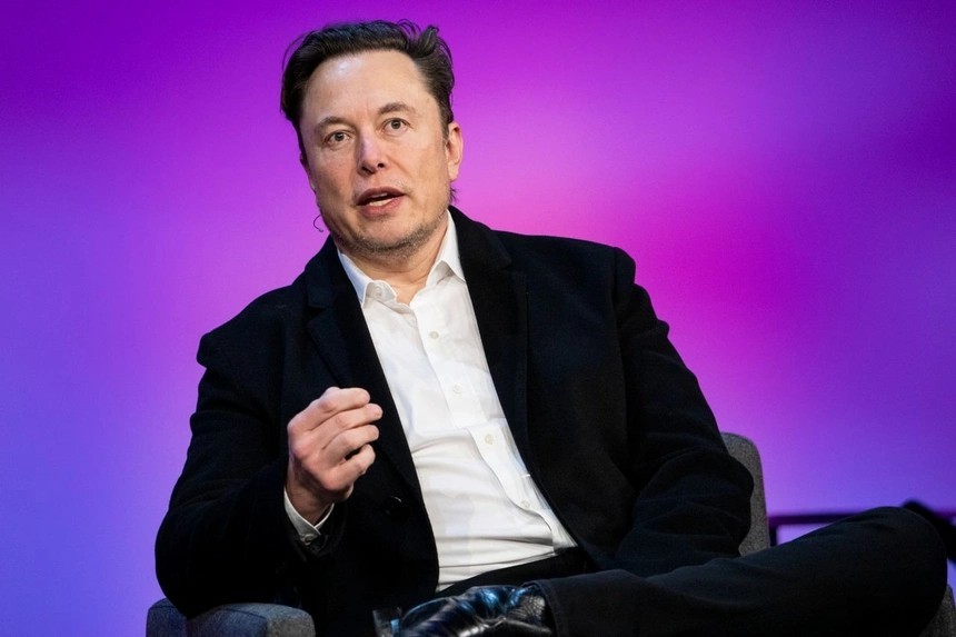 
Elon Musk đang đứng giữa hai người cố vấn đang có những quan điểm bất đồng với nhau về việc sử dụng khối tài sản của ông. Ảnh: TED
