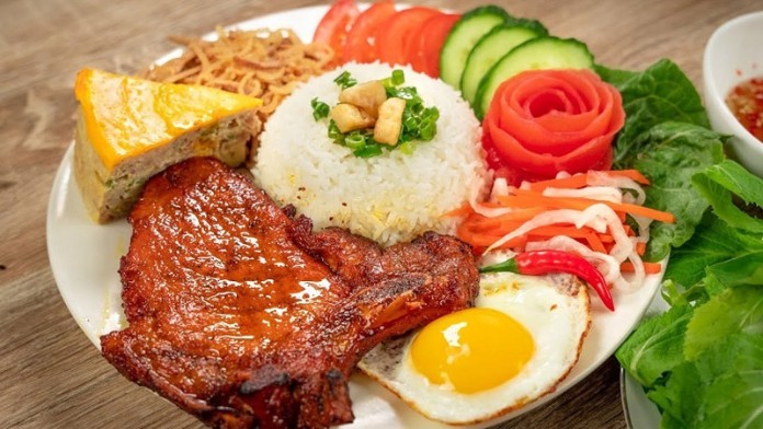 
Cùng với nem nướng, bánh xèo, cơm tấm là một trong những món ăn đặc trưng nhất của Sài Gòn
