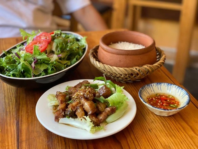 Cơm thố trở thành món ăn gây thương nhớ với rất nhiều người khi được thưởng thức qua một lần