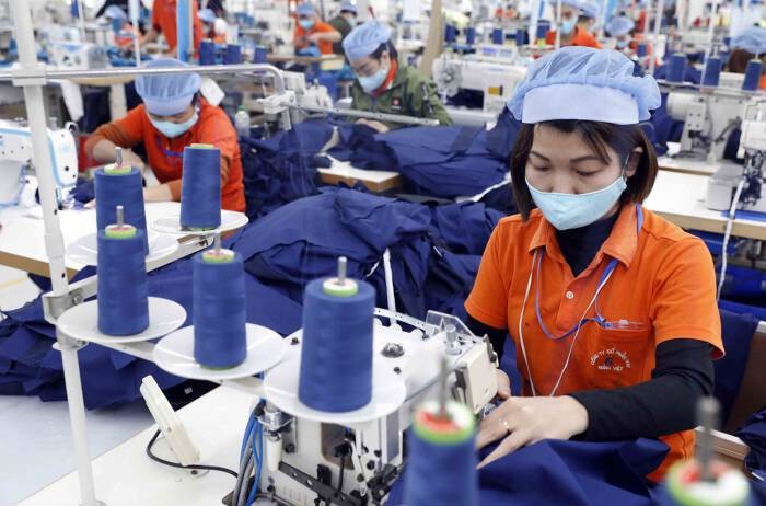 
Hiệp hội Dệt may Việt Nam (Vitas) cho biết, trong 6 tháng đầu năm 2022, xuất khẩu dệt may đạt khoảng 22 tỷ USD, so với cùng kỳ năm 2021 tăng trưởng 23%
