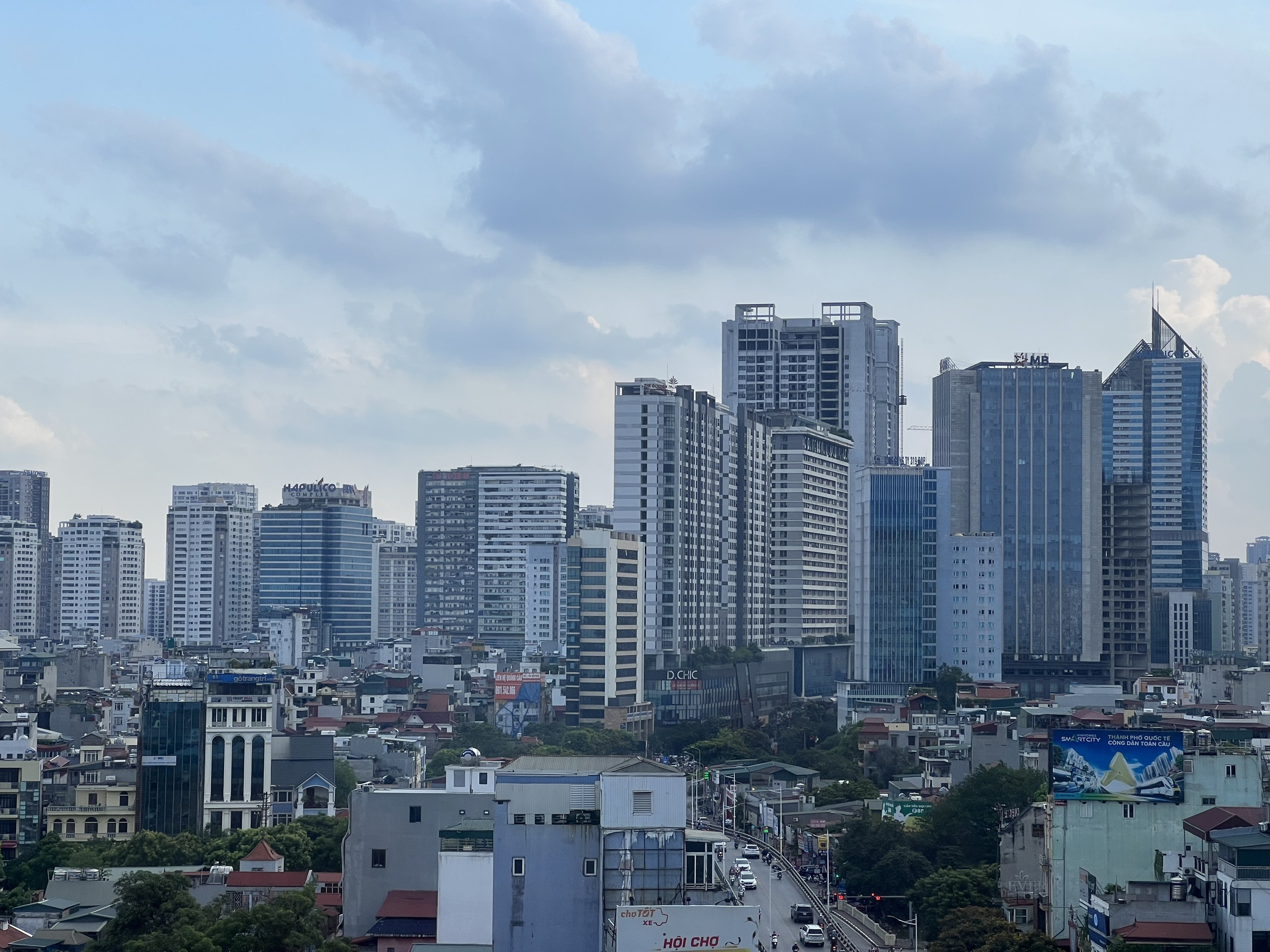 
Nghiên cứu tình hình thị trường căn hộ tại Hà Nội nửa cuối năm 2022, các chuyên gia nhận định, giá bán vẫn duy trì xu hướng tăng, các dự án căn hộ mới tăng 9 - 15% so với quý trước. Ảnh Khắc Tiến
