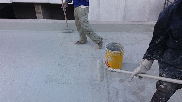 Hiện tượng mái bê tông bị nứt gây thấm nước 