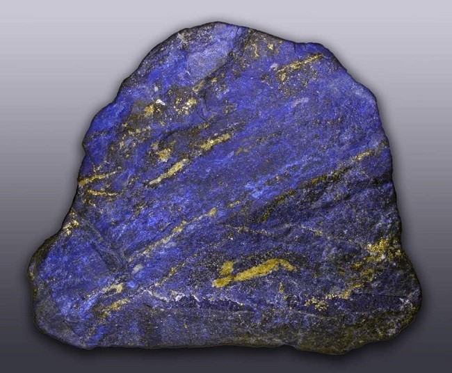 Tinh thể ngọc lưu ly (lapis lazuli) có rất nhiều tại Afghanistan được xuất sang châu Âu theo con đường tơ lụa huyền thoại