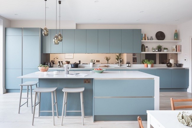 
Phòng bếp với sự kết hợp của hai gam màu xám xanh và trắng

