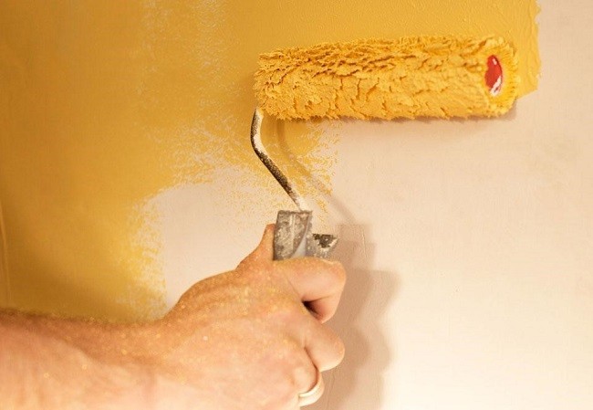 
Sơn dầu thường có độ bóng đẹp cao, dễ dàng loại bỏ các vết bụi bẩn bám trên bề mặt và đồng thời bề mặt tường sau khi sơn dầu cũng có khả năng chùi rửa cao hơn
