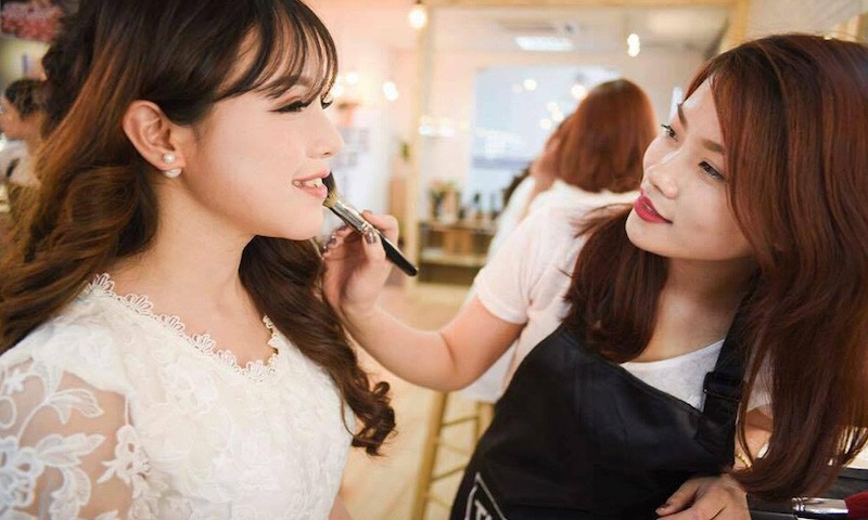 Nhãn hàng thường sẽ có stylist riêng để makeup cho người mẫu ảnh