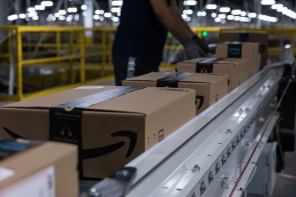 
Năm 2021, Amazon bất ngờ đình chỉ 50.000 tài khoản bán hàng của người Trung Quốc, bị cho là chuyên bỏ tiền, hoặc tặng quà cho khách hàng để đổi lấy các đánh giá sản phẩm giả mạo
