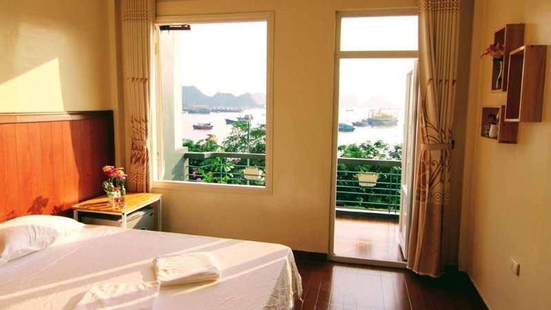 
Mona homestay dễ dàng chinh phục trái tim của du khách nhờ vào lối kiến trúc tươi sáng với sự kết hợp của hai gam màu trắng và hồng nhạt. Ảnh sưu tầm
