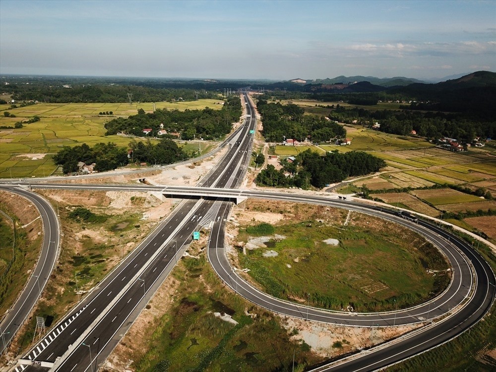 
Các dự án hạ tầng giao thông góp phần thúc đẩy phát triển kinh tế - xã hội tại các tỉnh miền Trung.
