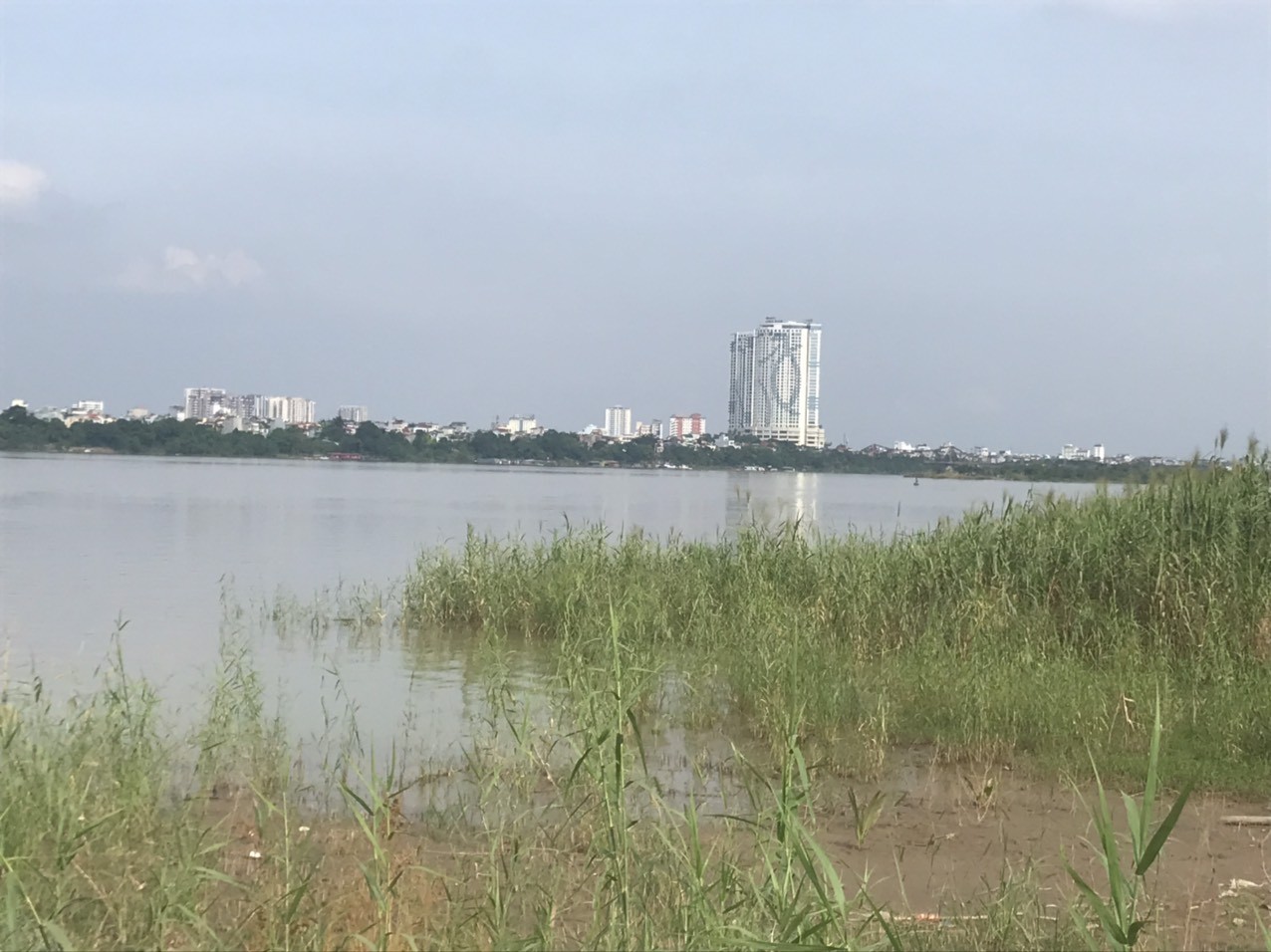 
Tương phản giữa 2 bên bờ sông Hồng: phía bên kia đã là đô thị với các công trình xây dựng, còn khu vực này vẫn bị bỏ quên

