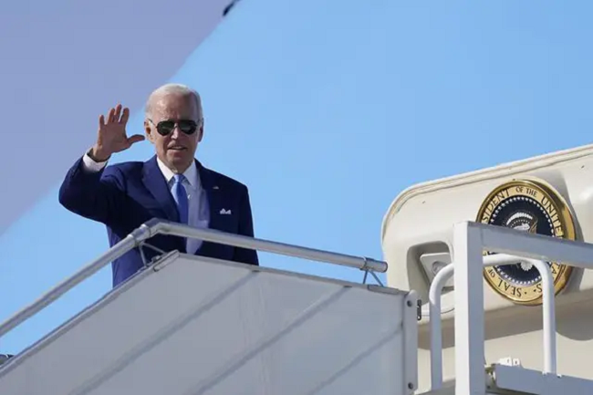 
Tổng thống Mỹ Joe Biden vẫy tay chào trước khi rời Jeddah (Ả Rập Xê Út) vào ngày 16/7
