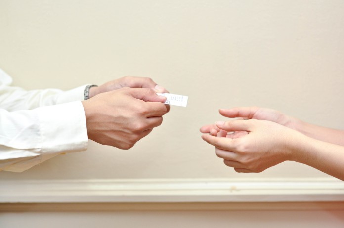 
Đưa danh thiếp liên hệ là một trong những cách kết thúc Elevator Pitch thông minh
