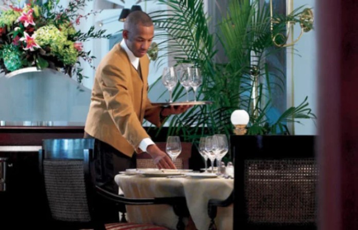 Phong cách phục vụ tận tâm là yêu cầu phải có của nhân viên tiệc fine dining