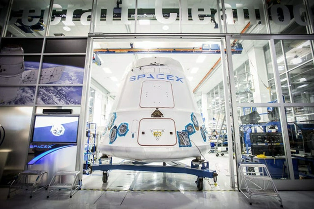 
Không lâu sau đó, SpaceX đã ra mắt tàu vũ trụ SpaceX Dragon&nbsp;được đặt tên theo bài hát “Puff the Magic Dragon”, như một đòn trả đũa của Elon Musk cho những kẻ từng mỉa mai rằng SpaceX không bao giờ đưa được tàu vũ trụ vào không gian
